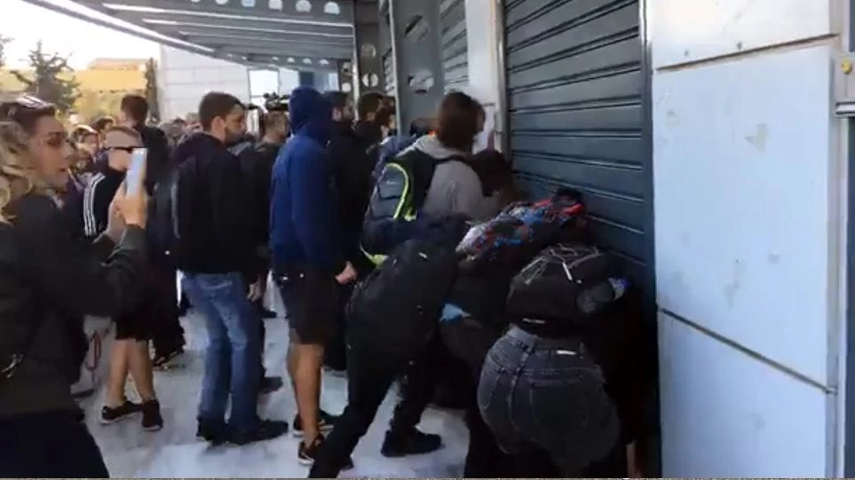 Ένταση στο υπ. Παιδείας: «Ντου» από μαθητές και εκπαιδευτικούς – Έσπασαν για άλλη μία φορά τον αστυνομικό κλοιό